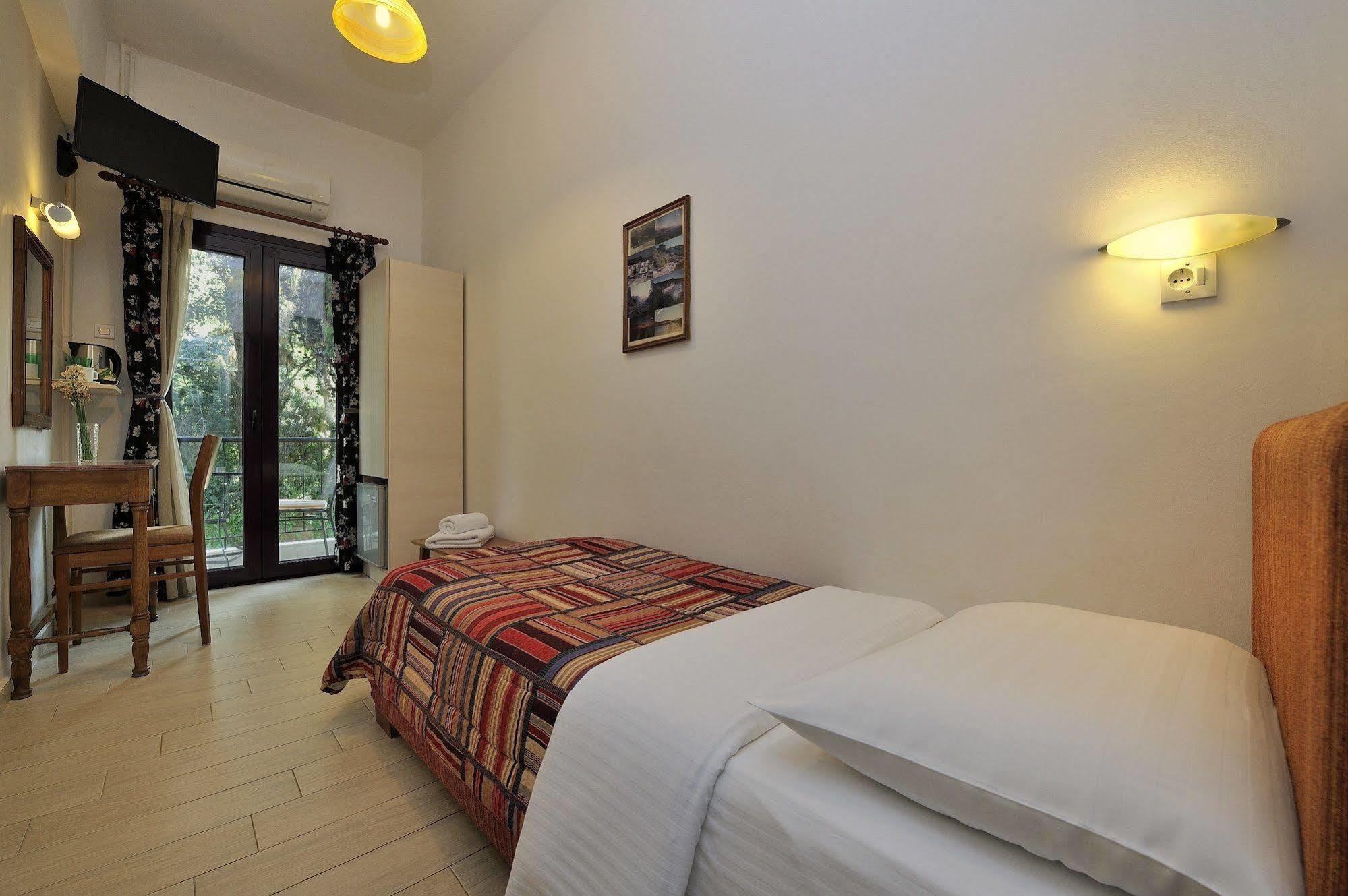 Dryades & Orion Hotel Атина Екстериор снимка