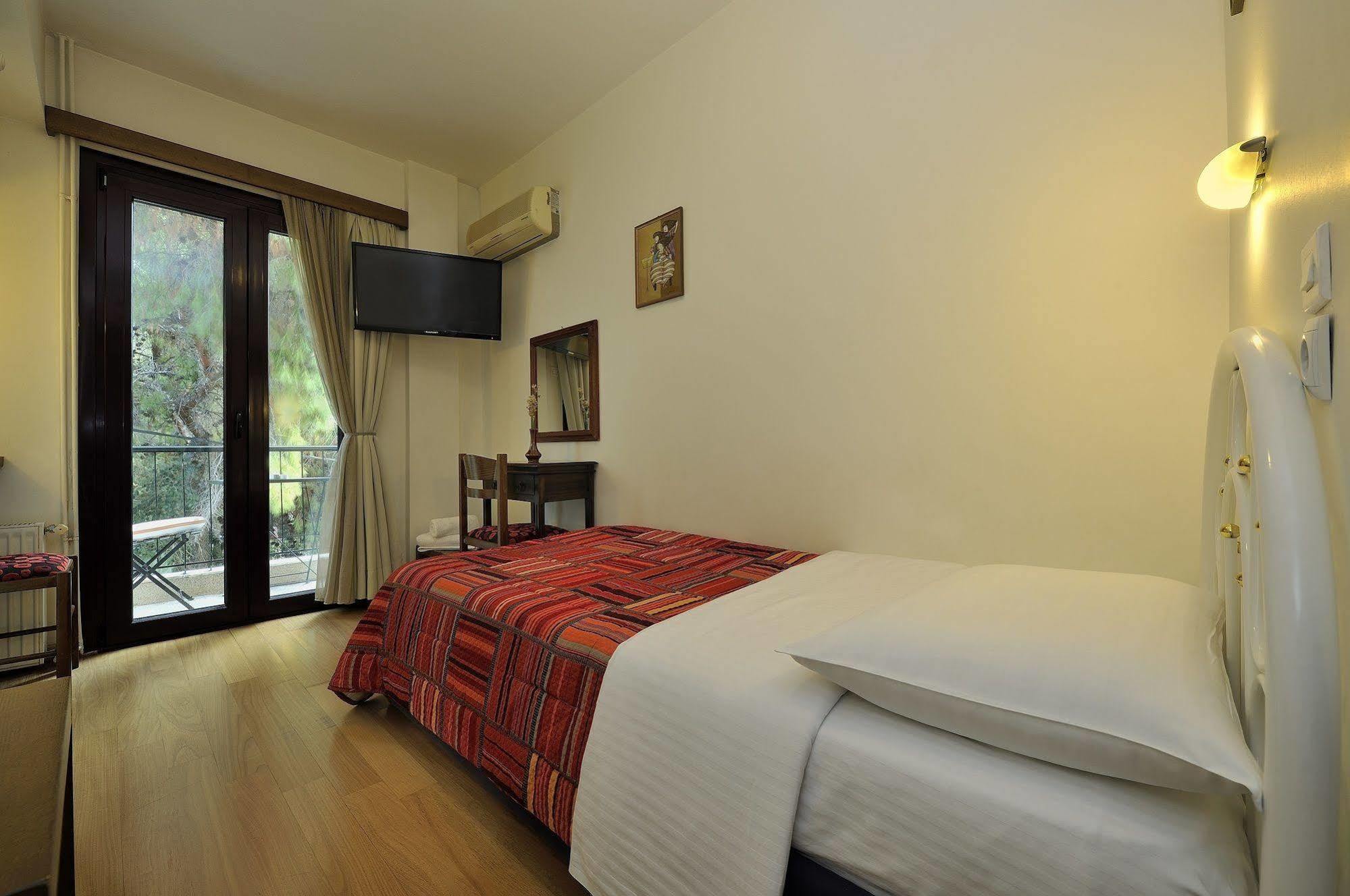 Dryades & Orion Hotel Атина Екстериор снимка